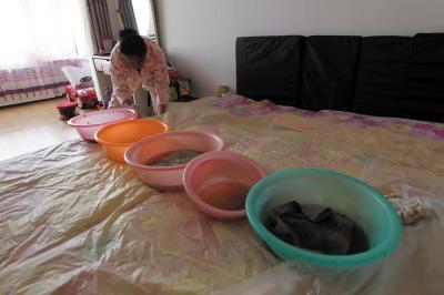 合浦楼上漏水，住户失联，小区没物管，业主维权难！律师来支招……